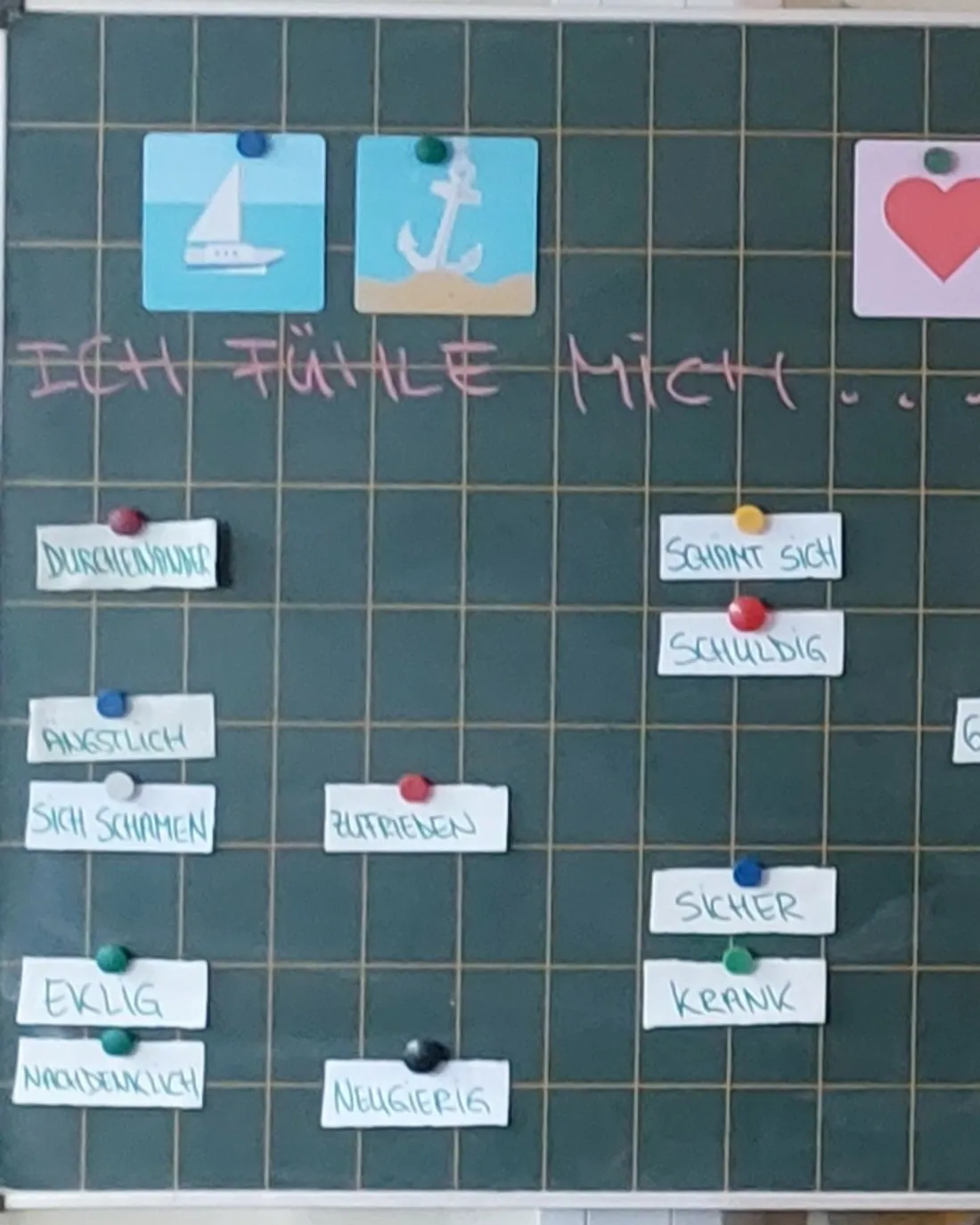 Tafel mit Gefühlskarten und der Überschrift „Ich fühle mich ...“ aus einem Schulprogramm.