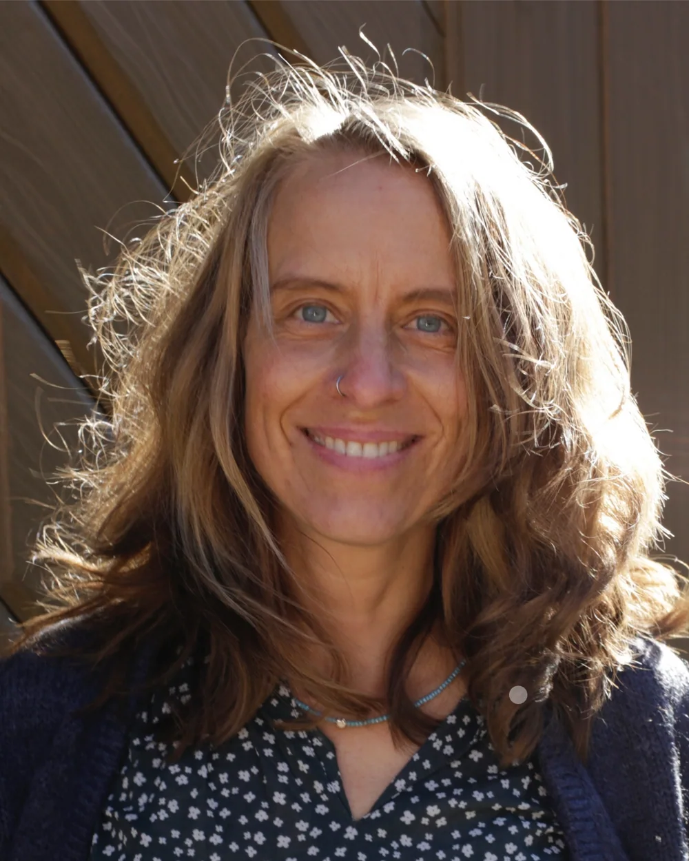 Diana Caspary, Trauma-, Natur- und Erlebnispädagogin, im sonnigen Portrait.